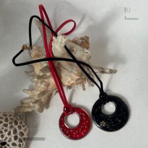 Pendentif rond noir en résine et fleurs séchées, bijou unique